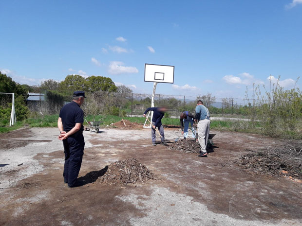 ЗАТВОРЕНИЦИ БАШ ДОБРЕ КОМШИЈЕ: Средили запуштени кошаркашки терен